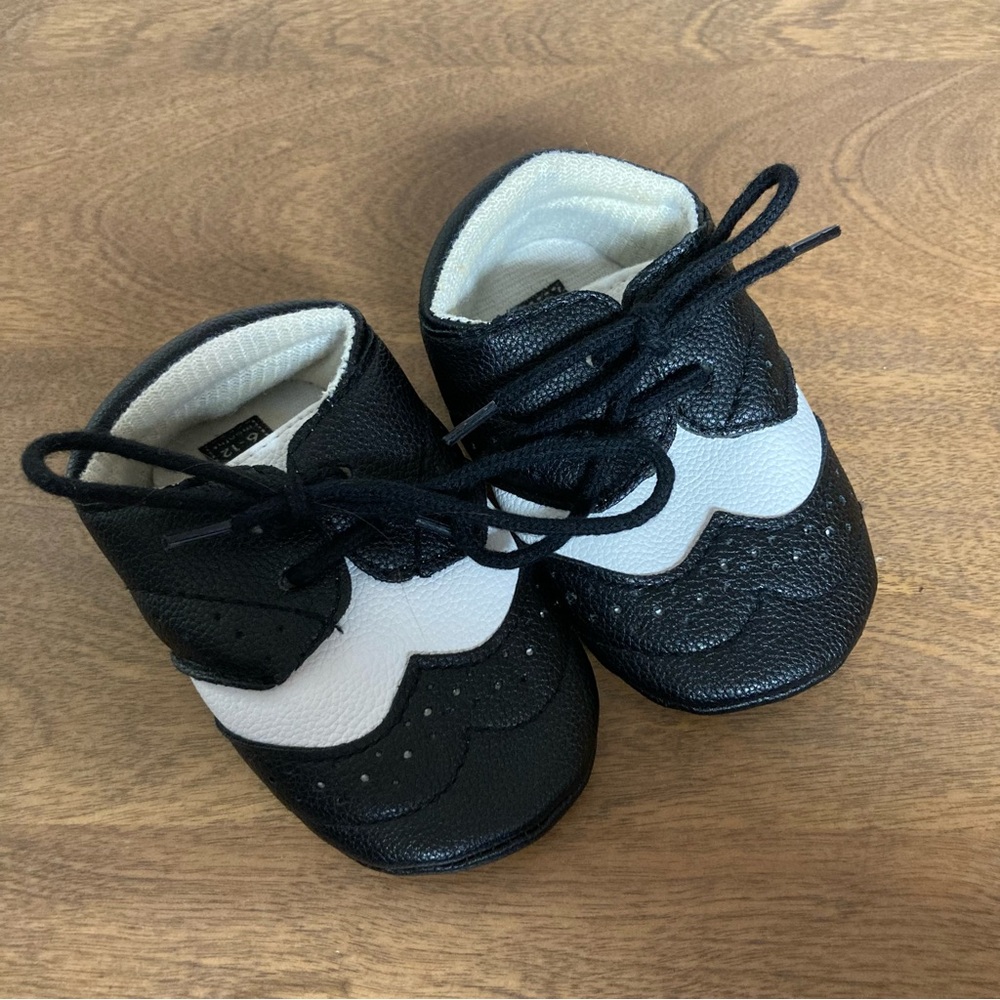 5/$15 Baby Black & White Lightweight "Dress" Shoes 6-12 Months (Bundle Only)